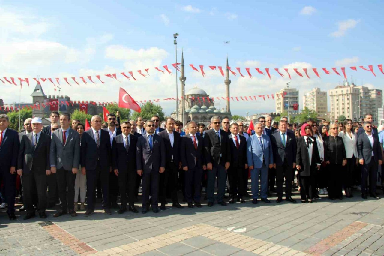 Gençlik ve Spor İl Müdürü Kabakcı: "Mesele memleketse yaşımız 19"