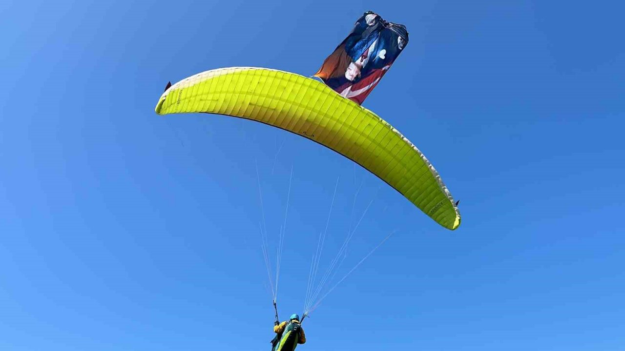 ALKÜ’lü gençler Türk bayrağını 10 ayrı şehrin semalarında dalgalanırdı