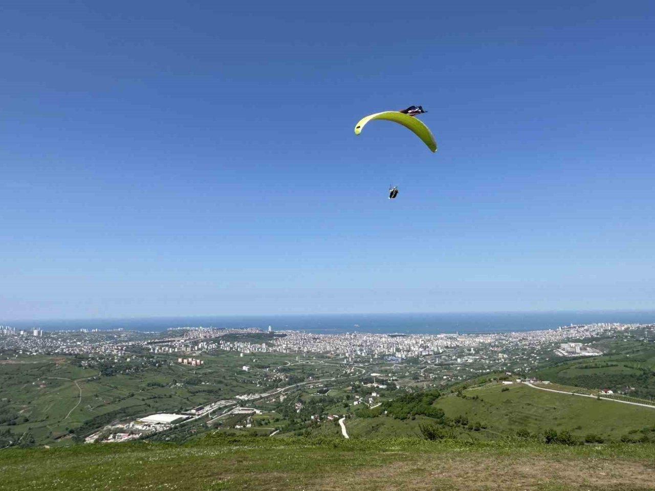 ALKÜ’lü gençler Türk bayrağını 10 ayrı şehrin semalarında dalgalanırdı
