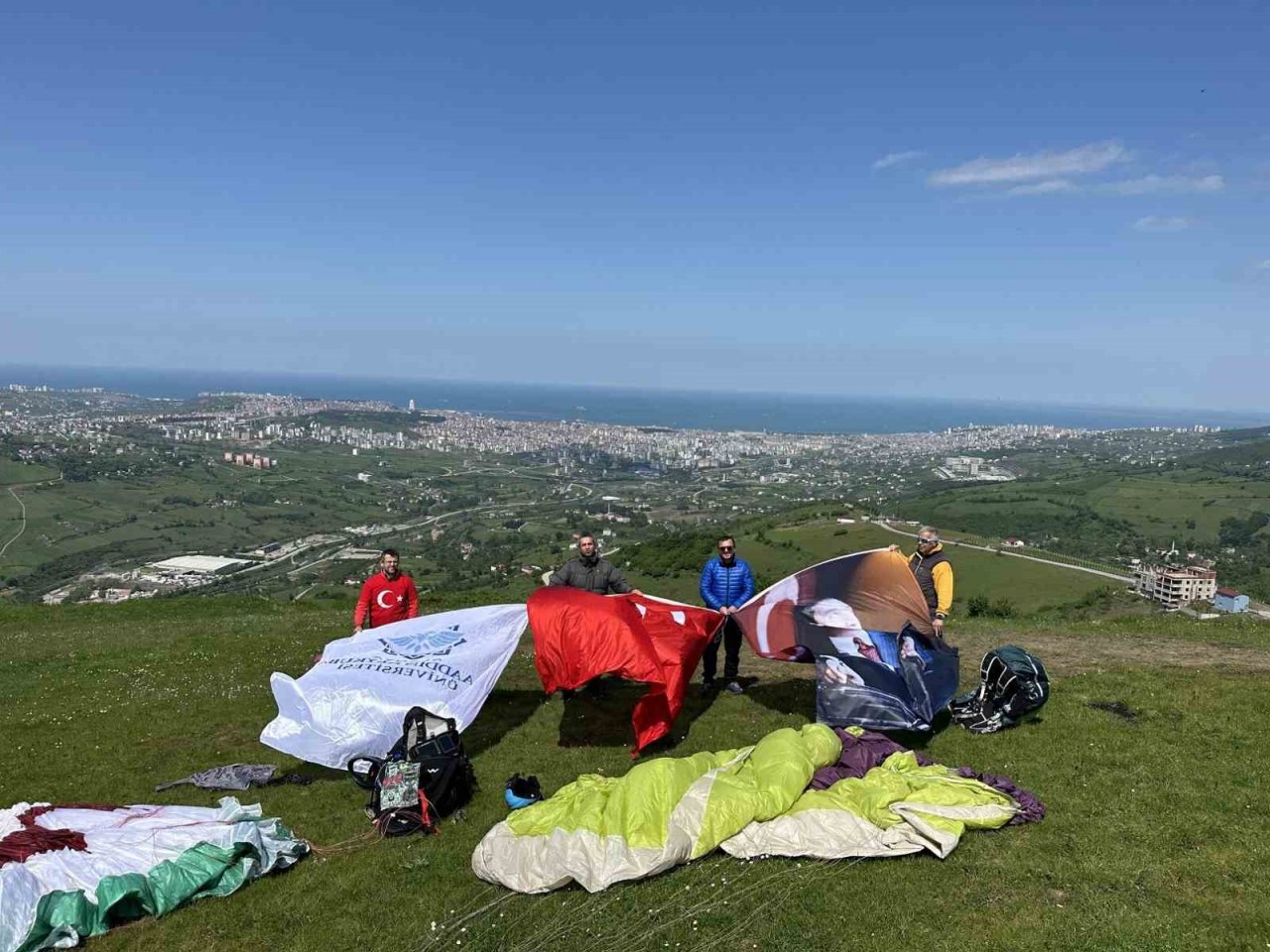 ALKÜ’lü gençler Türk bayrağını 10 ayrı şehrin semalarında dalgalanırdı