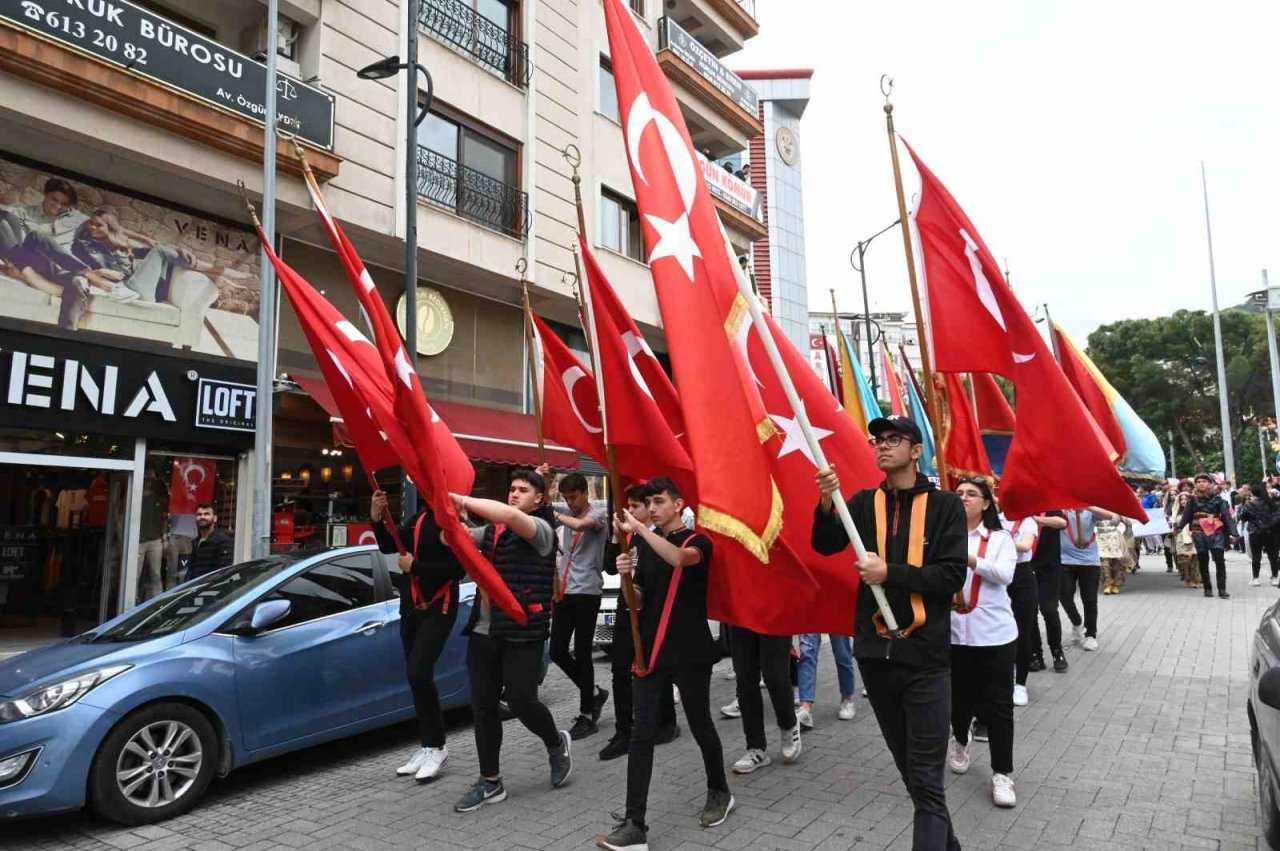 Soma’da 19 Mayıs coşkuyla kutlandı