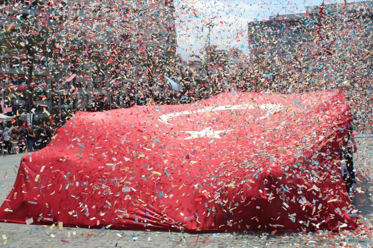 19 Mayıs İzmir’de coşkuyla kutlandı