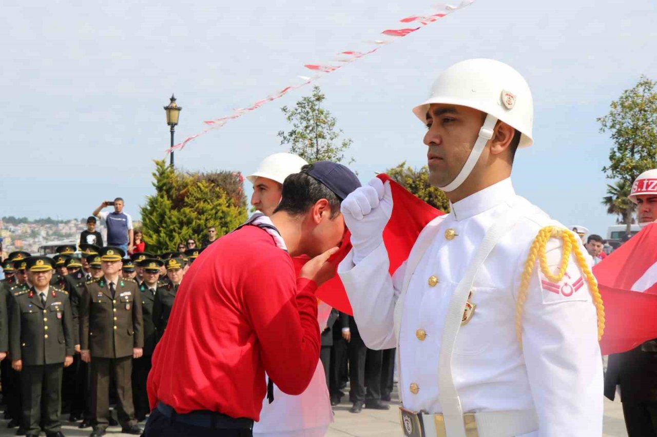 Atatürk’ü temsil eden bayrak karaya çıktı