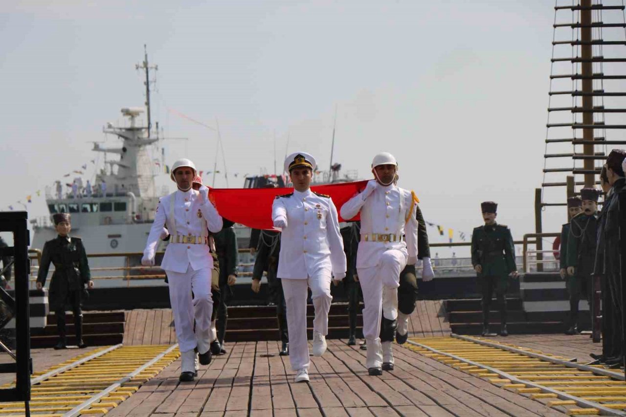 Atatürk’ü temsil eden bayrak karaya çıktı