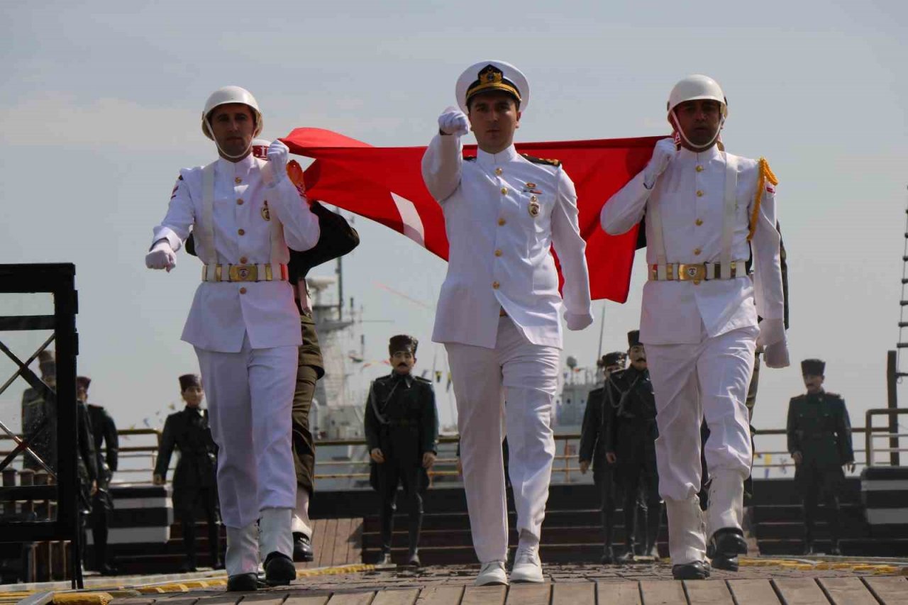 Atatürk’ü temsil eden bayrak karaya çıktı