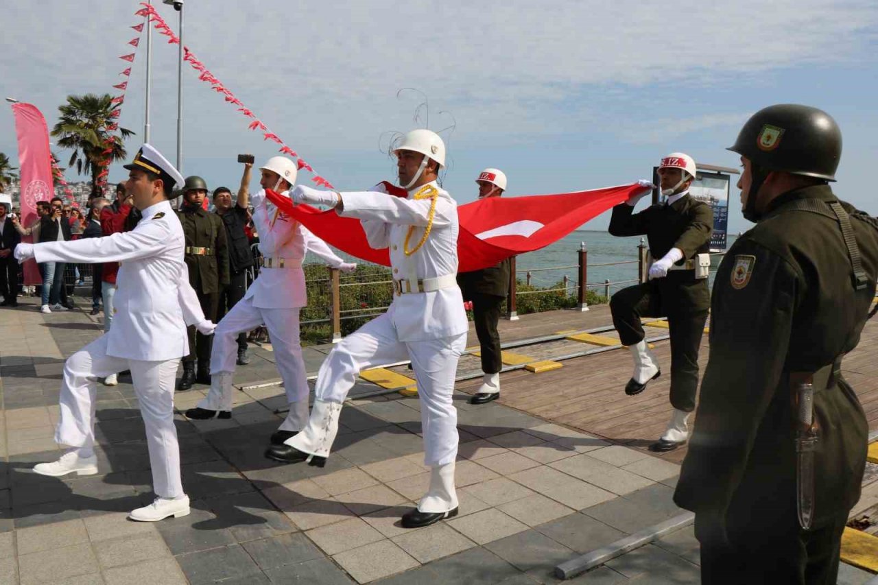 Atatürk’ü temsil eden bayrak karaya çıktı
