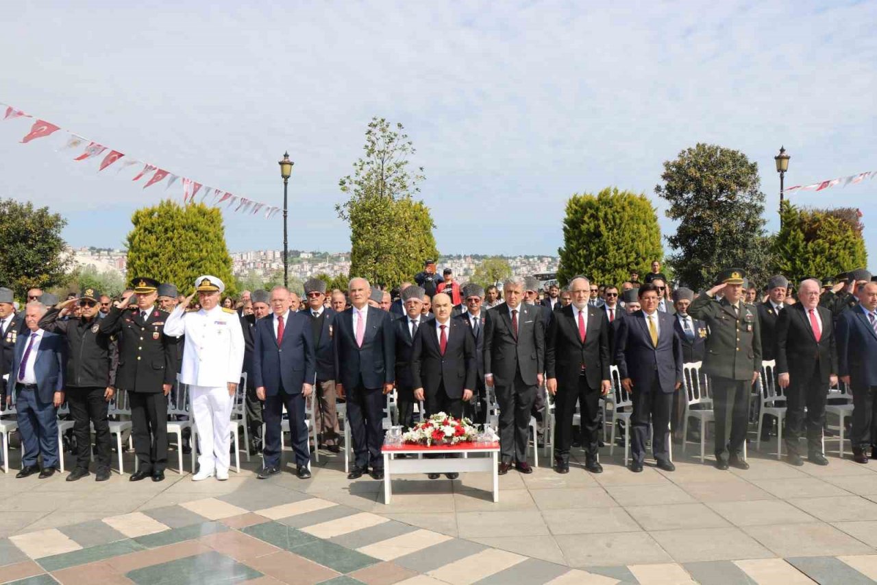 Atatürk’ü temsil eden bayrak karaya çıktı