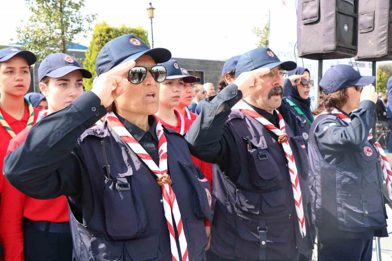 Atatürk’ü temsil eden bayrak karaya çıktı