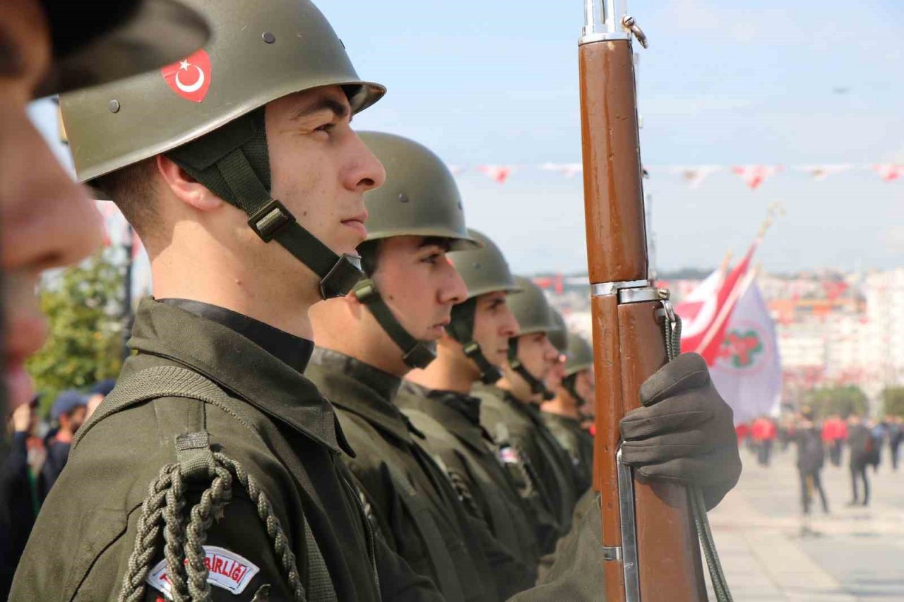 Atatürk’ü temsil eden bayrak karaya çıktı