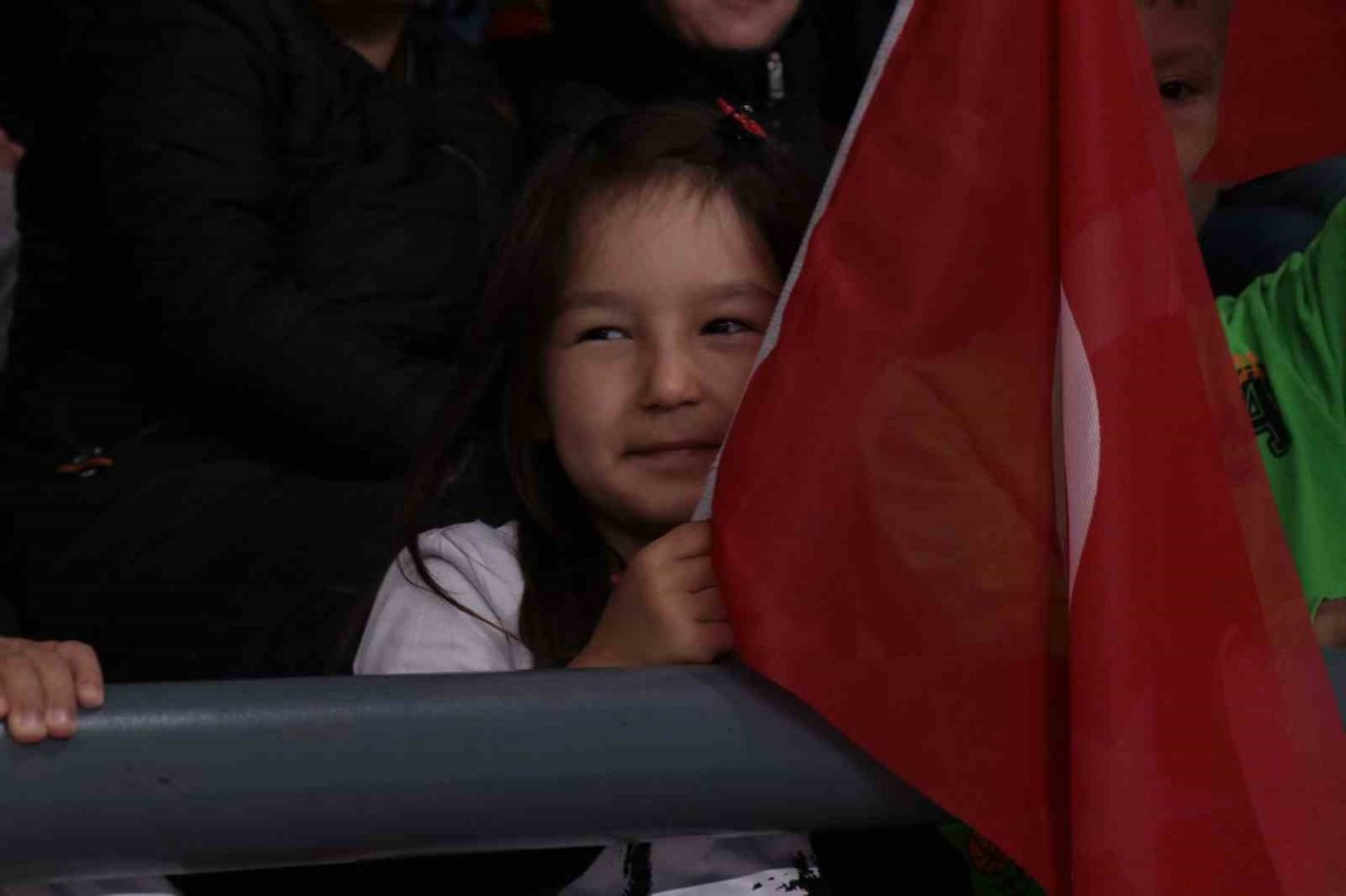 19 Mayıs kortejinde yolda kayan at, binicisiyle birlikte düştü