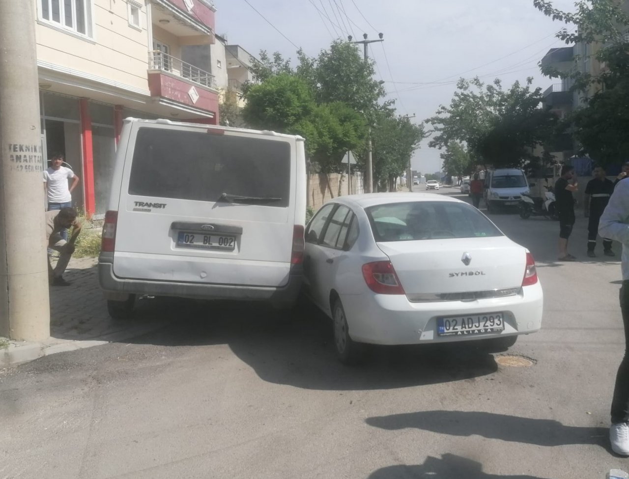 Minibüs ile otomobil çarpıştı: 1 yaralı