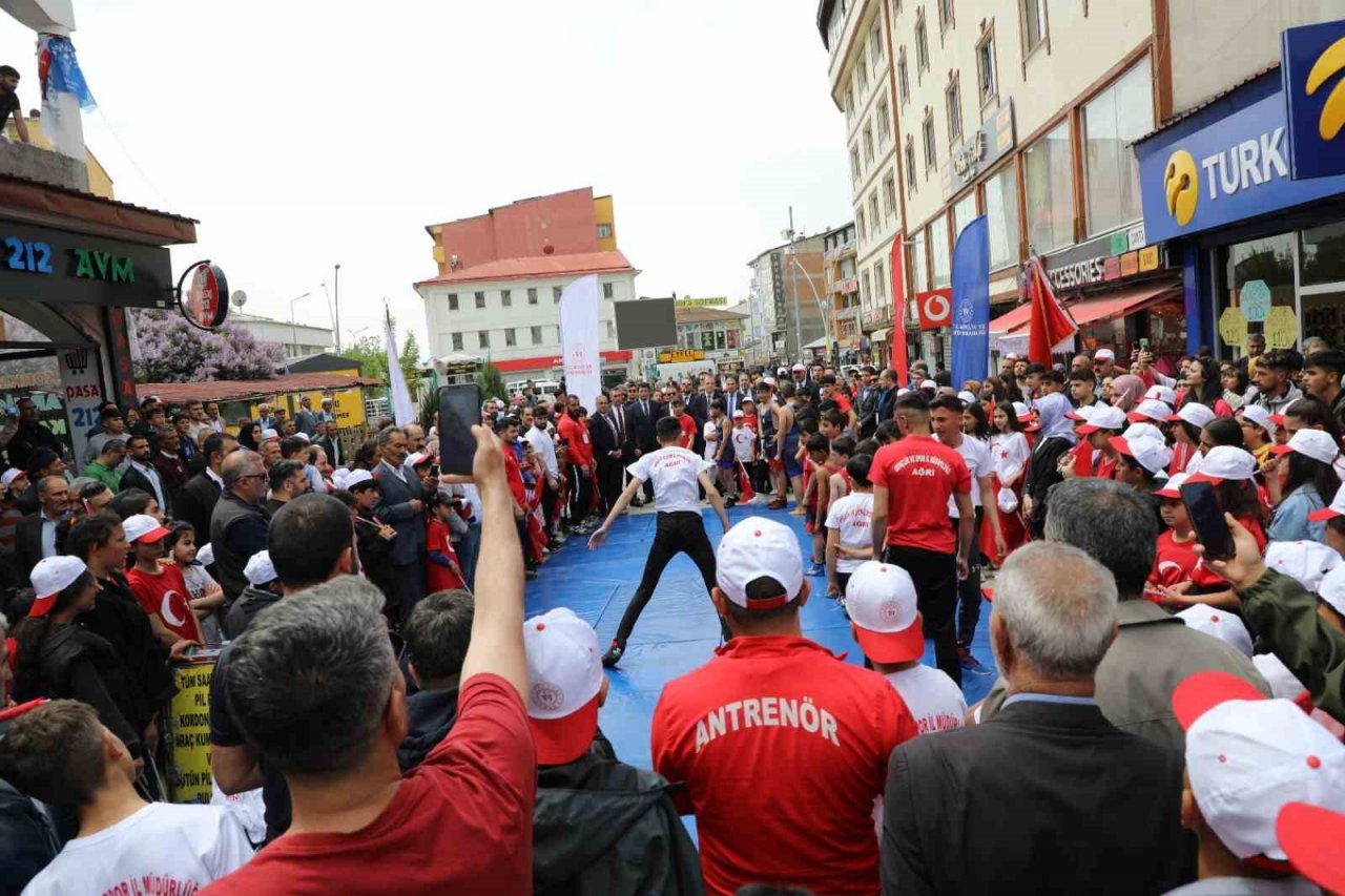 Ağrı’da 19 Mayıs coşkuyla kutlandı