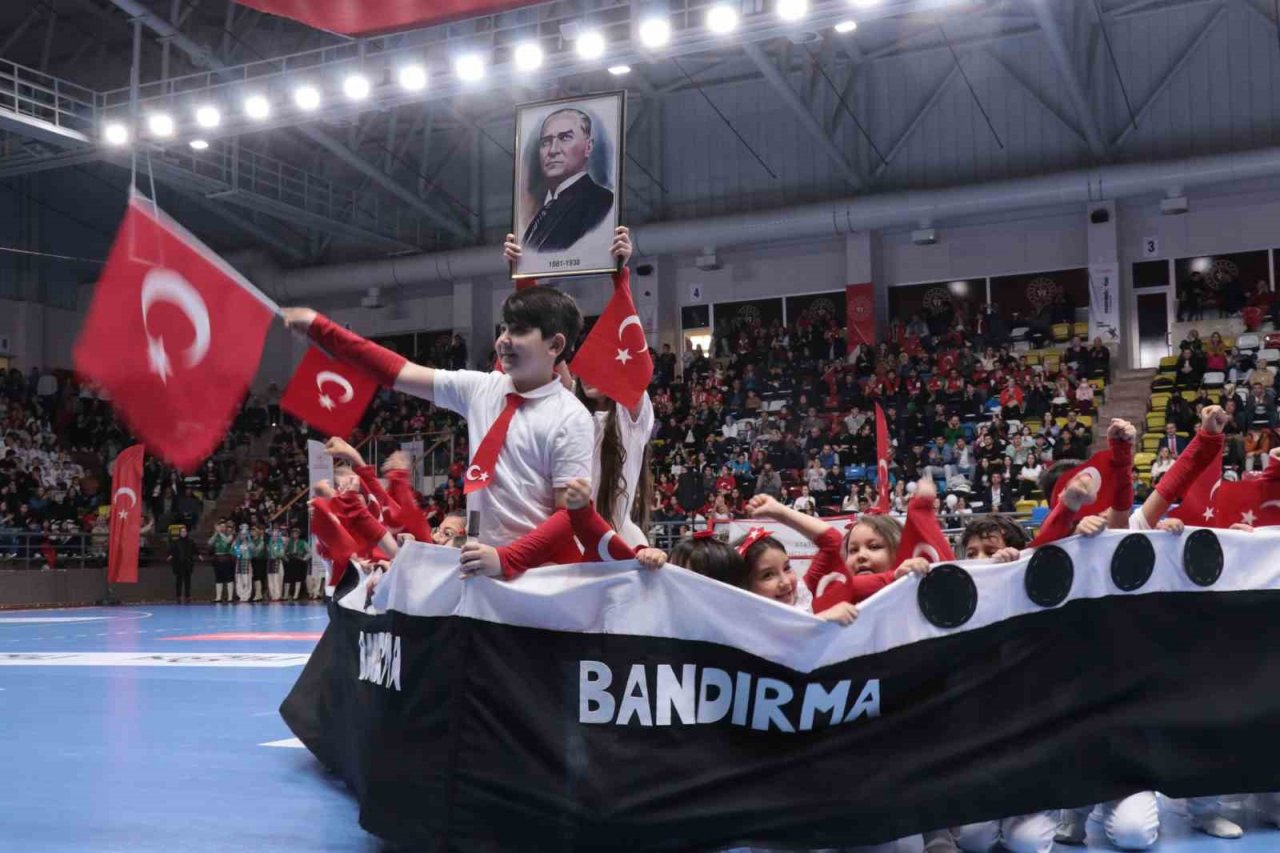 19 Mayıs kortejinde yolda kayan at, binicisiyle birlikte düştü