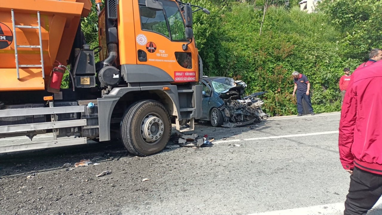 Hurdaya dönen araçtan yaralı kurtuldular