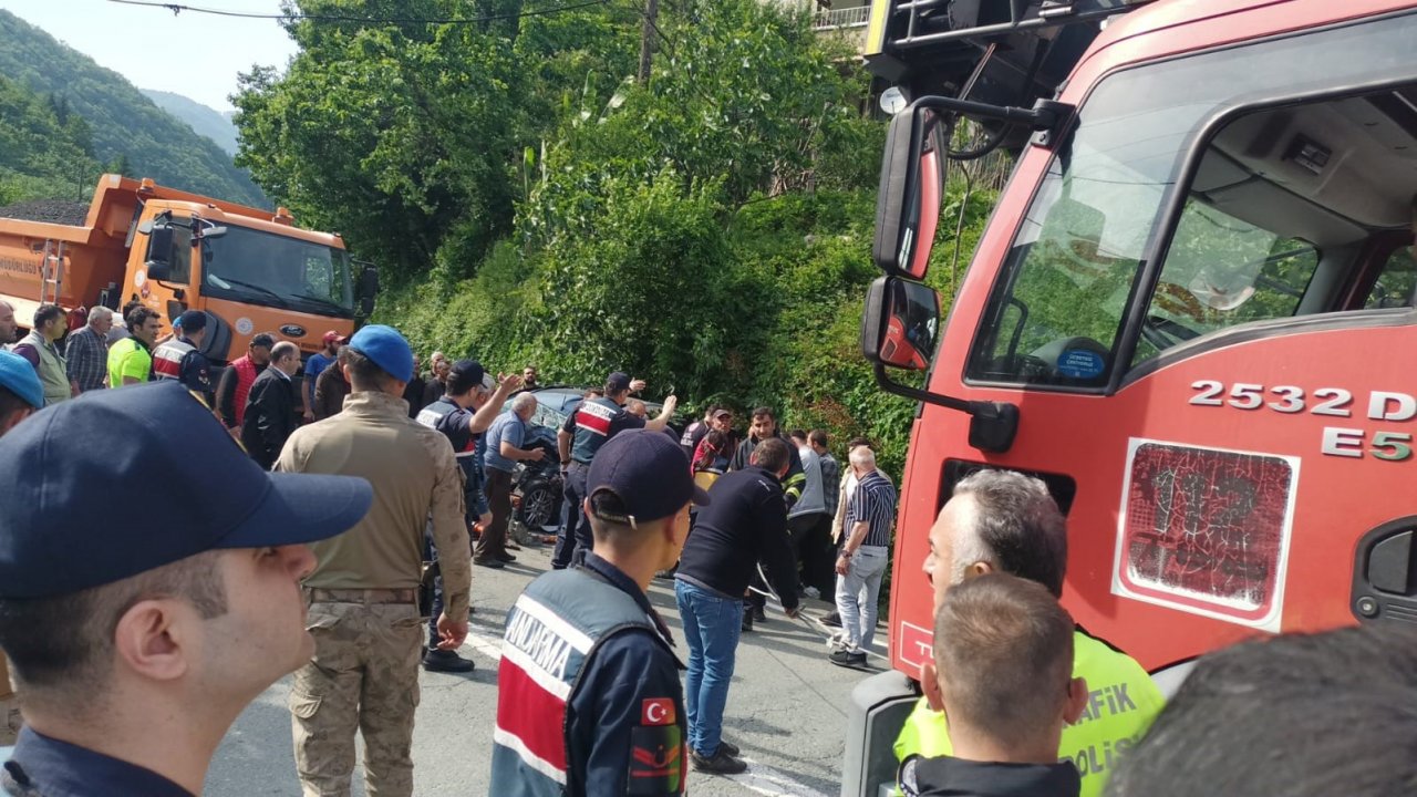 Hurdaya dönen araçtan yaralı kurtuldular