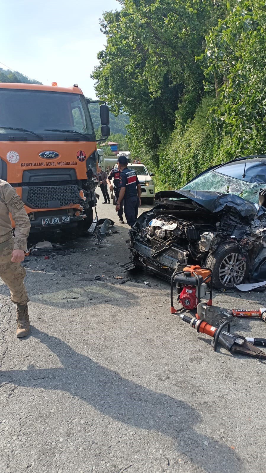 Hurdaya dönen araçtan yaralı kurtuldular