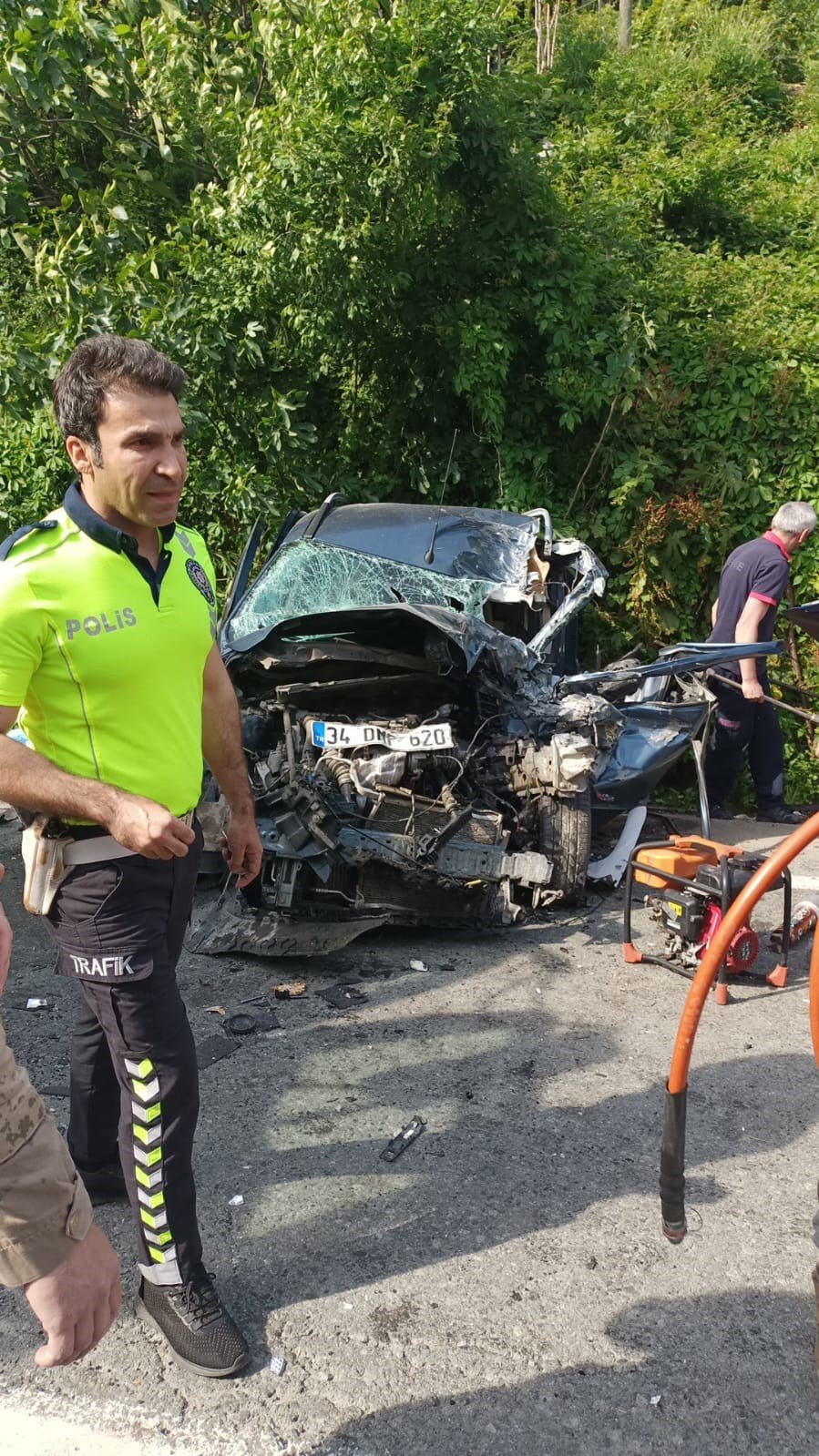 Hurdaya dönen araçtan yaralı kurtuldular