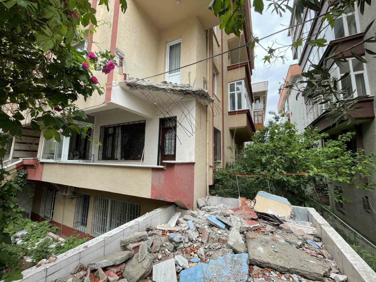 Avcılar’da balkonu çöken 36 yıllık bina tahliye edildi