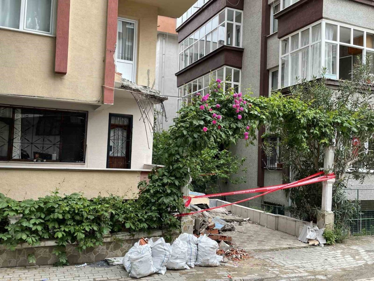 Avcılar’da balkonu çöken 36 yıllık bina tahliye edildi