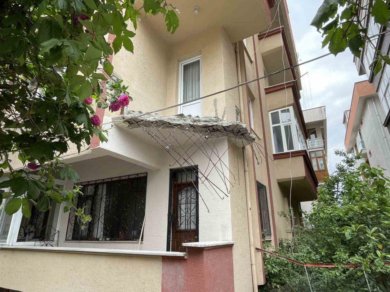 Avcılar’da balkonu çöken 36 yıllık bina tahliye edildi