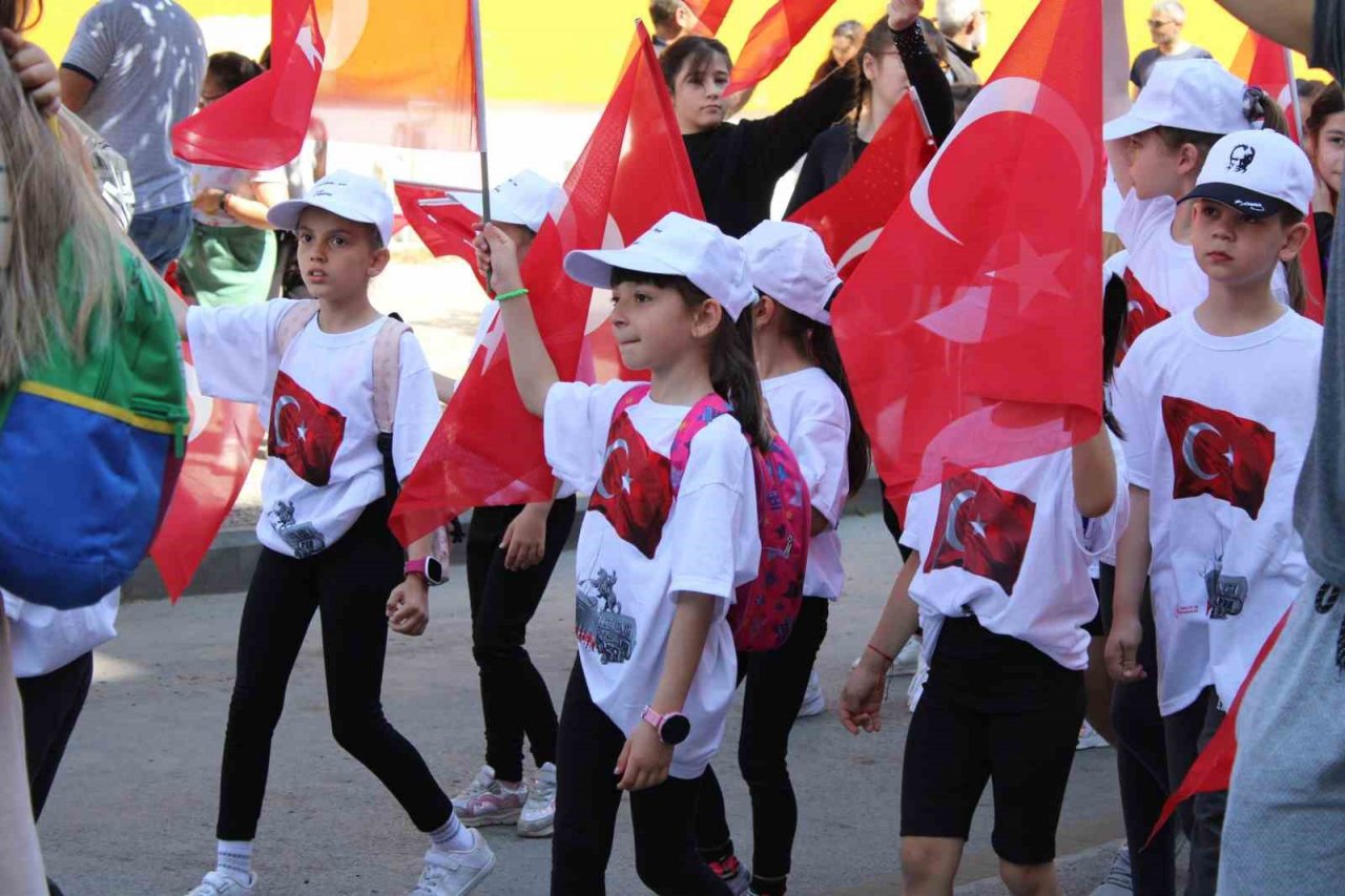 Gençlerin gösterileri ayakta alkışlandı