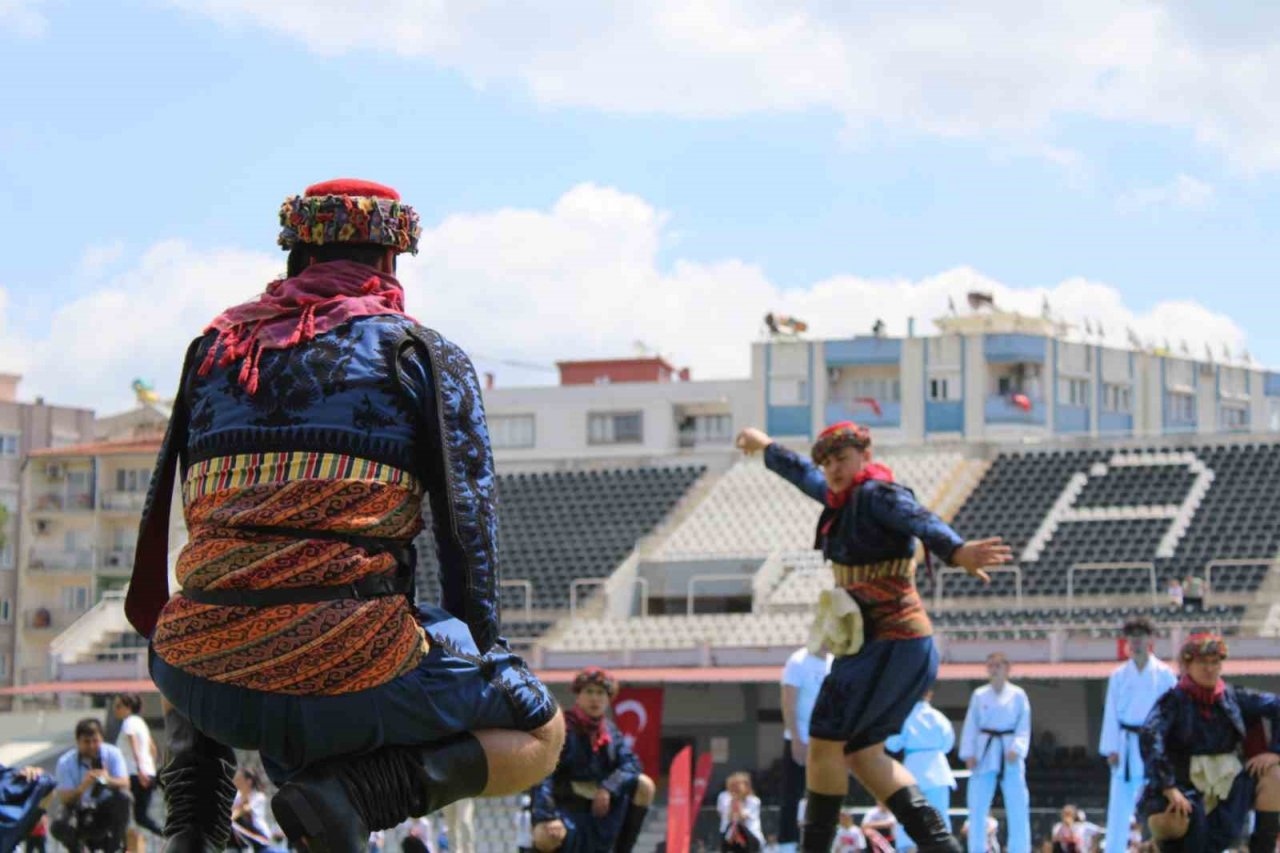 Gençlerin gösterileri ayakta alkışlandı