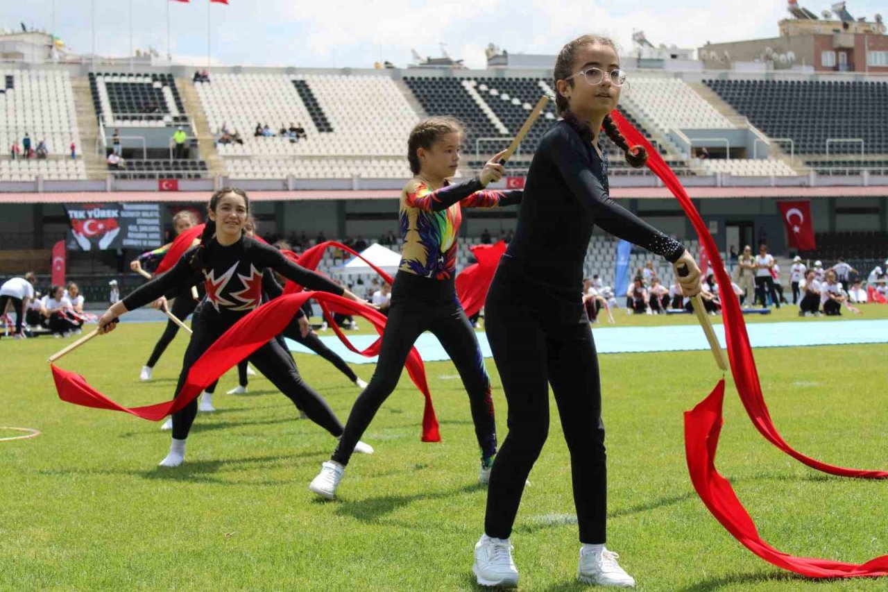 Gençlerin gösterileri ayakta alkışlandı