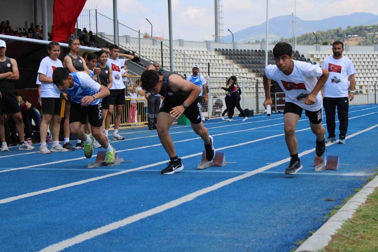 Gençlerin gösterileri ayakta alkışlandı