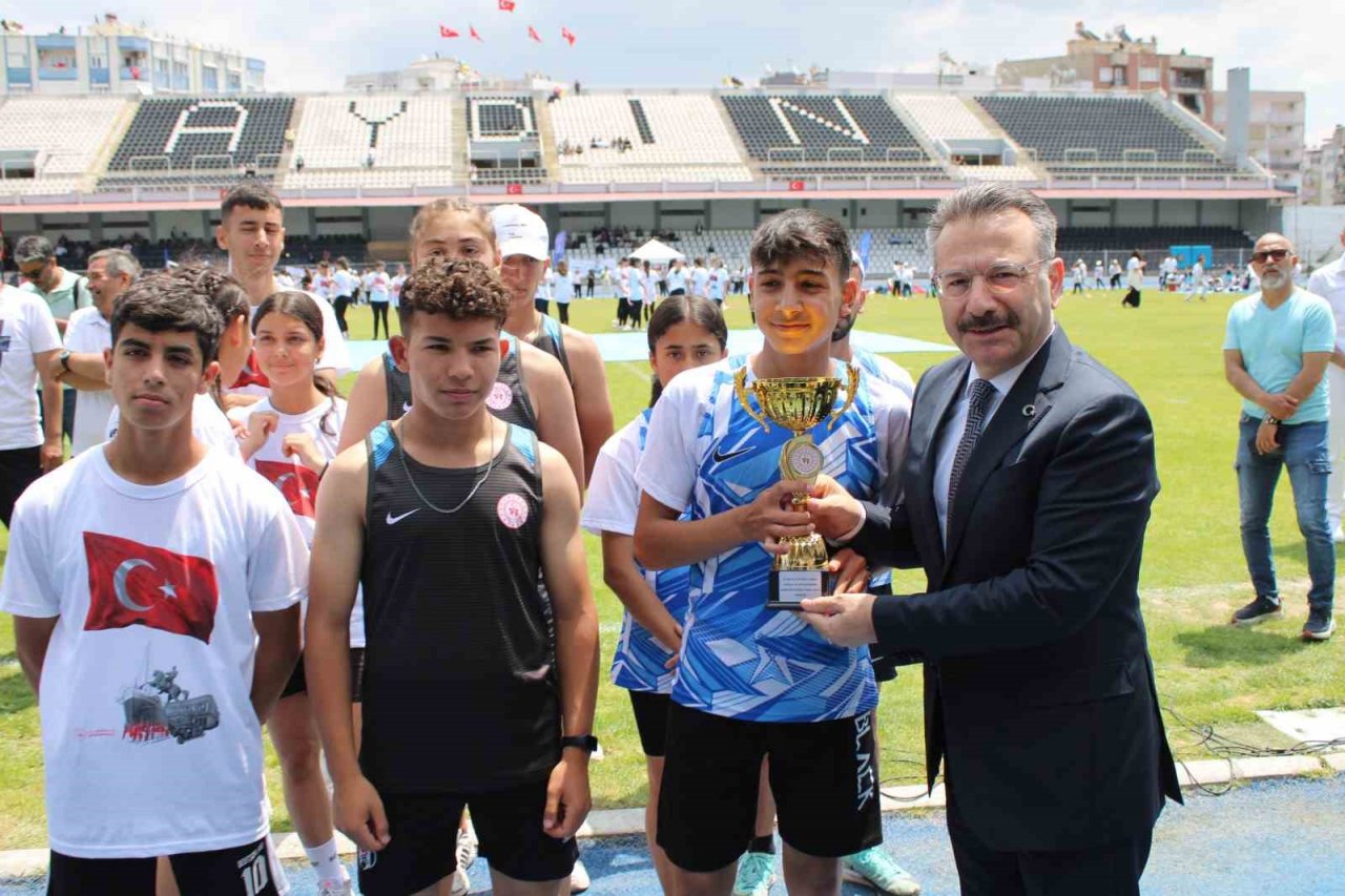 Gençlerin gösterileri ayakta alkışlandı