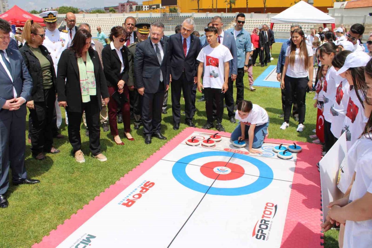 Gençlerin gösterileri ayakta alkışlandı