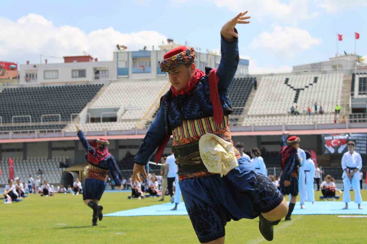 Gençlerin gösterileri ayakta alkışlandı