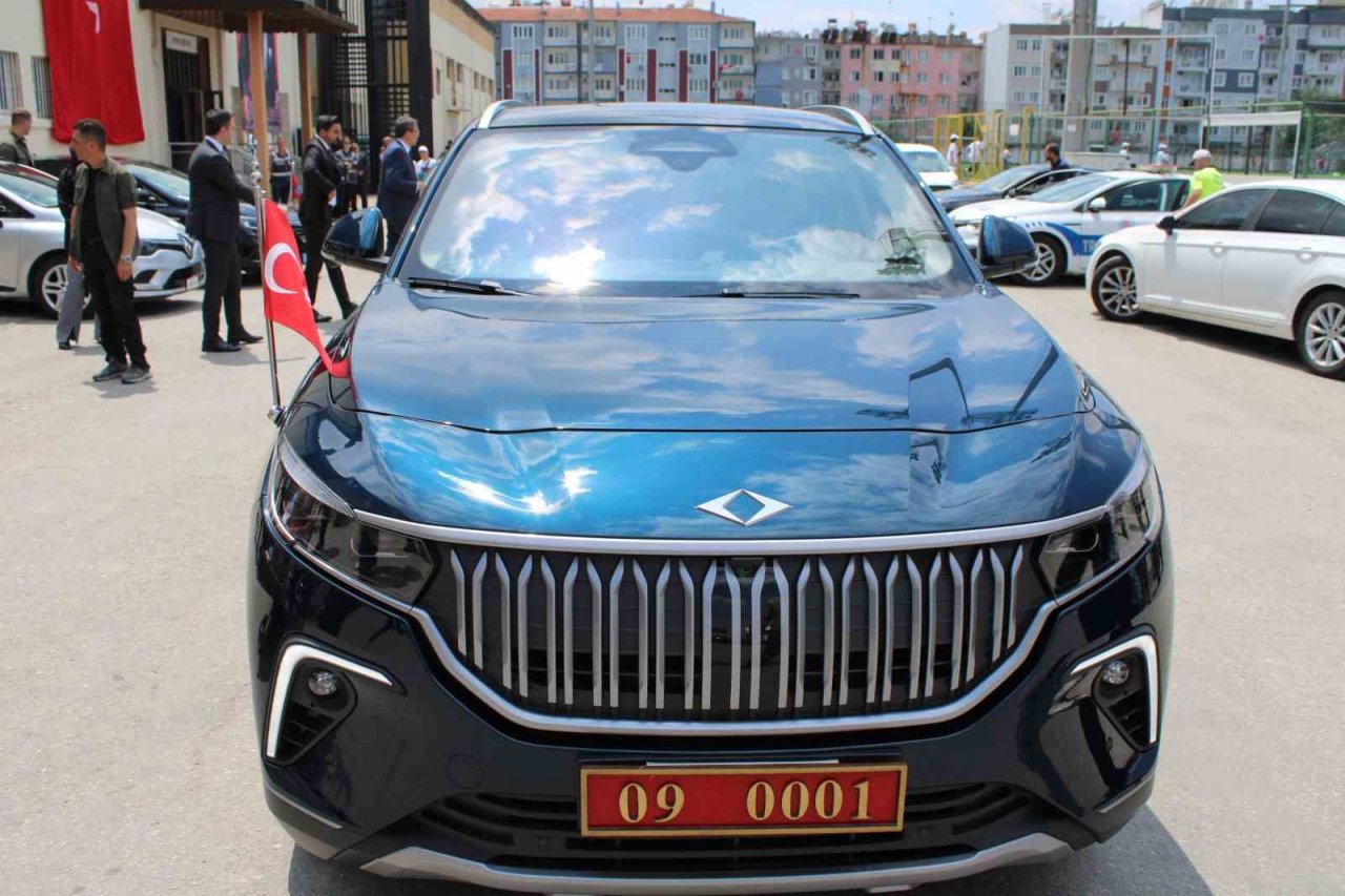 Vali Aksoy, makam aracı TOGG ile ilk resmi törene katıldı