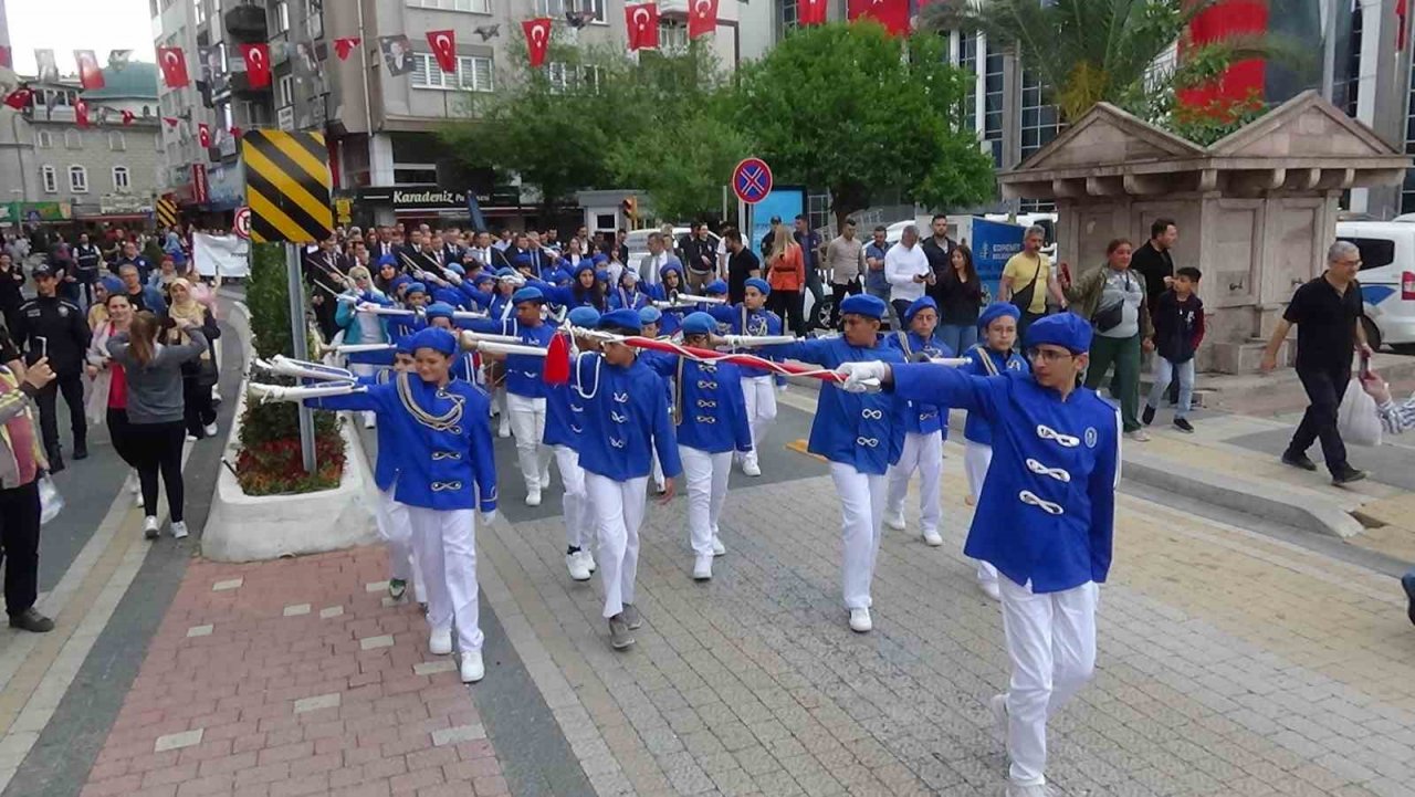 19 Mayıs Atatürk’ü Anma, Gençlik ve Spor Bayramı Edremit’te kutlandı