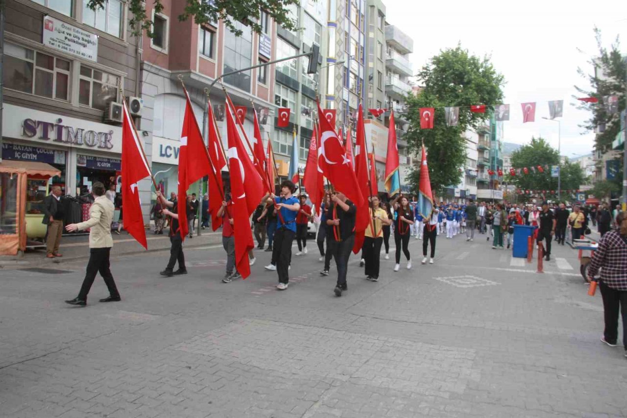 19 Mayıs Atatürk’ü Anma, Gençlik ve Spor Bayramı Edremit’te kutlandı