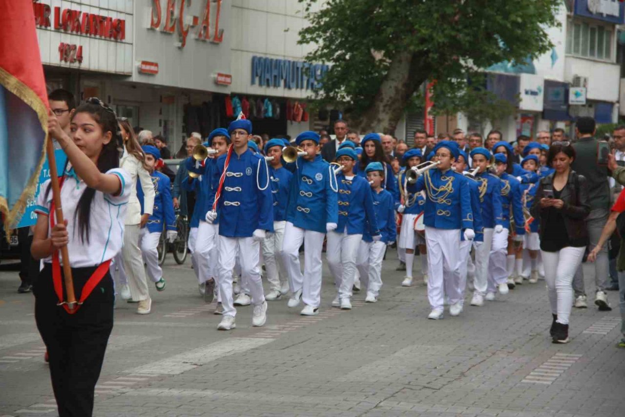 19 Mayıs Atatürk’ü Anma, Gençlik ve Spor Bayramı Edremit’te kutlandı