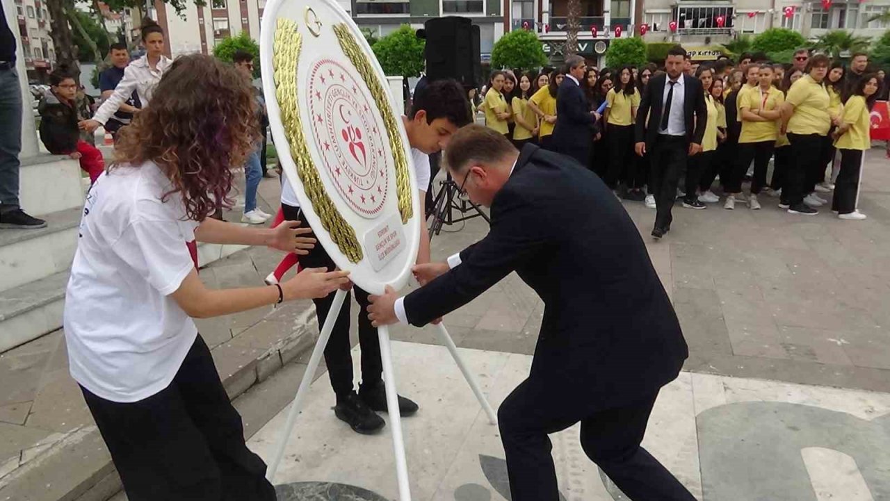 19 Mayıs Atatürk’ü Anma, Gençlik ve Spor Bayramı Edremit’te kutlandı