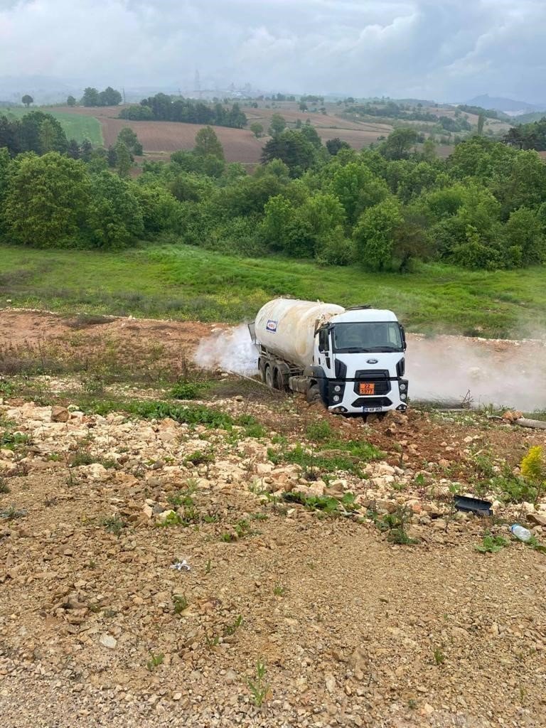 Azot yüklü kamyon şarampole devrildi