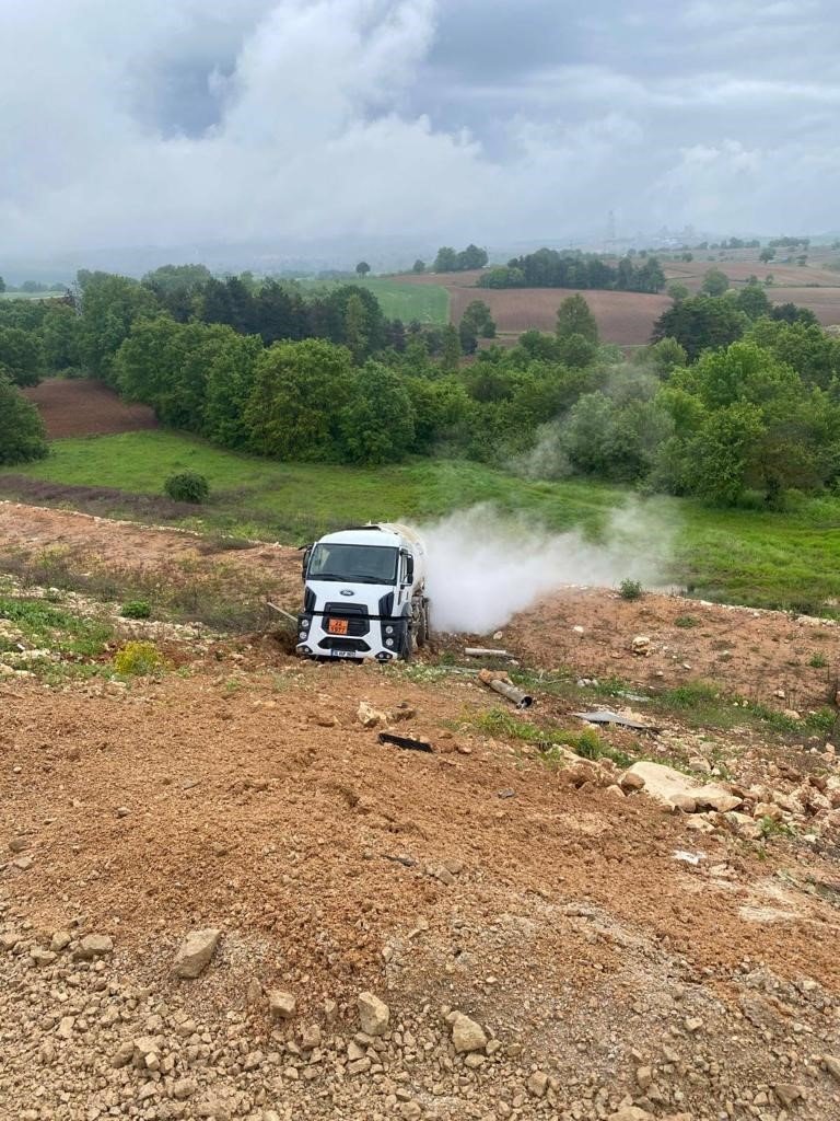 Azot yüklü kamyon şarampole devrildi