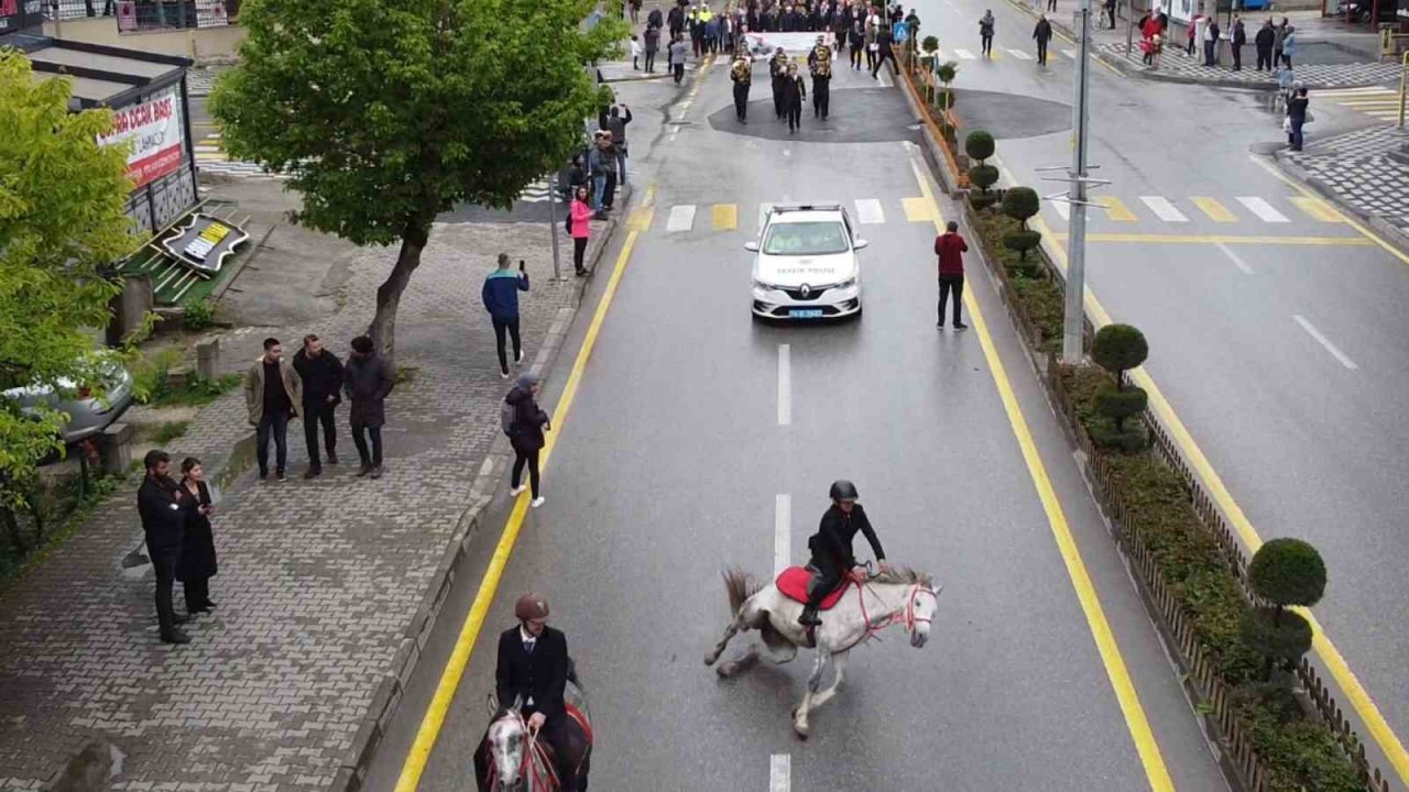 19 Mayıs kortejinde yolda kayan at, binicisiyle birlikte düştü
