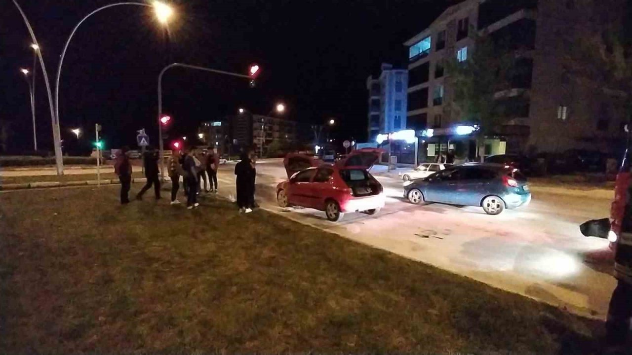 Seyir halindeki otomobil alev aldı