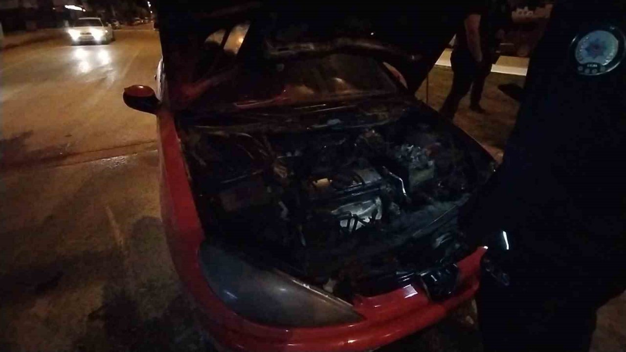 Seyir halindeki otomobil alev aldı