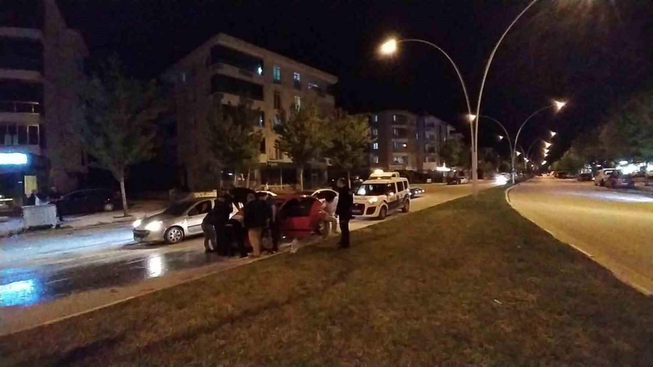 Seyir halindeki otomobil alev aldı