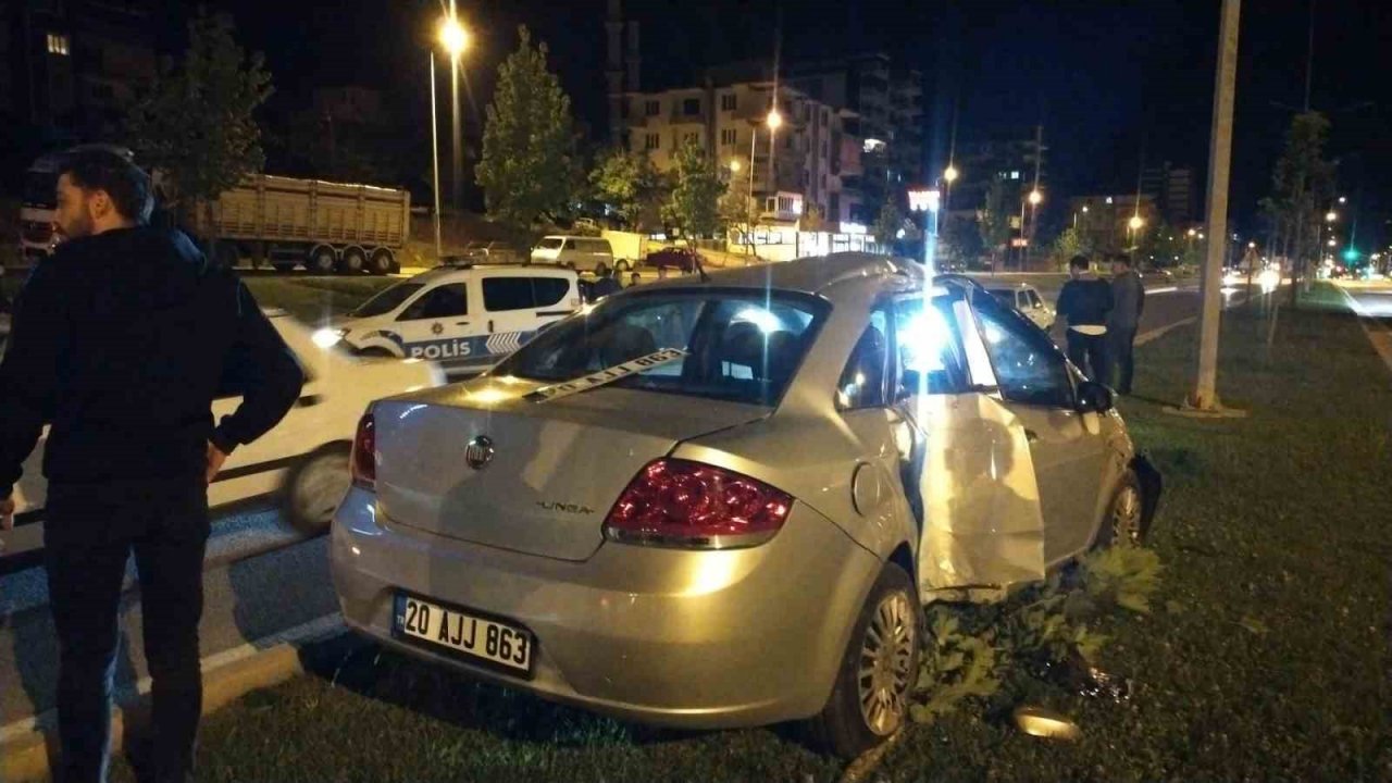 Kontrolden çıkan araç aydınlatma direği ve ağaçları devirdi