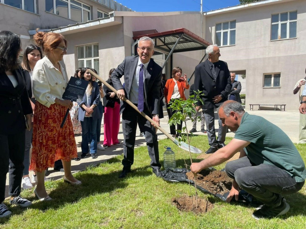 Depremde hayatını kaybeden öğrencilerin anısına fidan dikildi