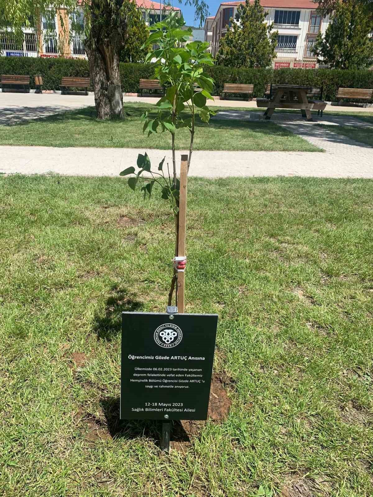 Depremde hayatını kaybeden öğrencilerin anısına fidan dikildi