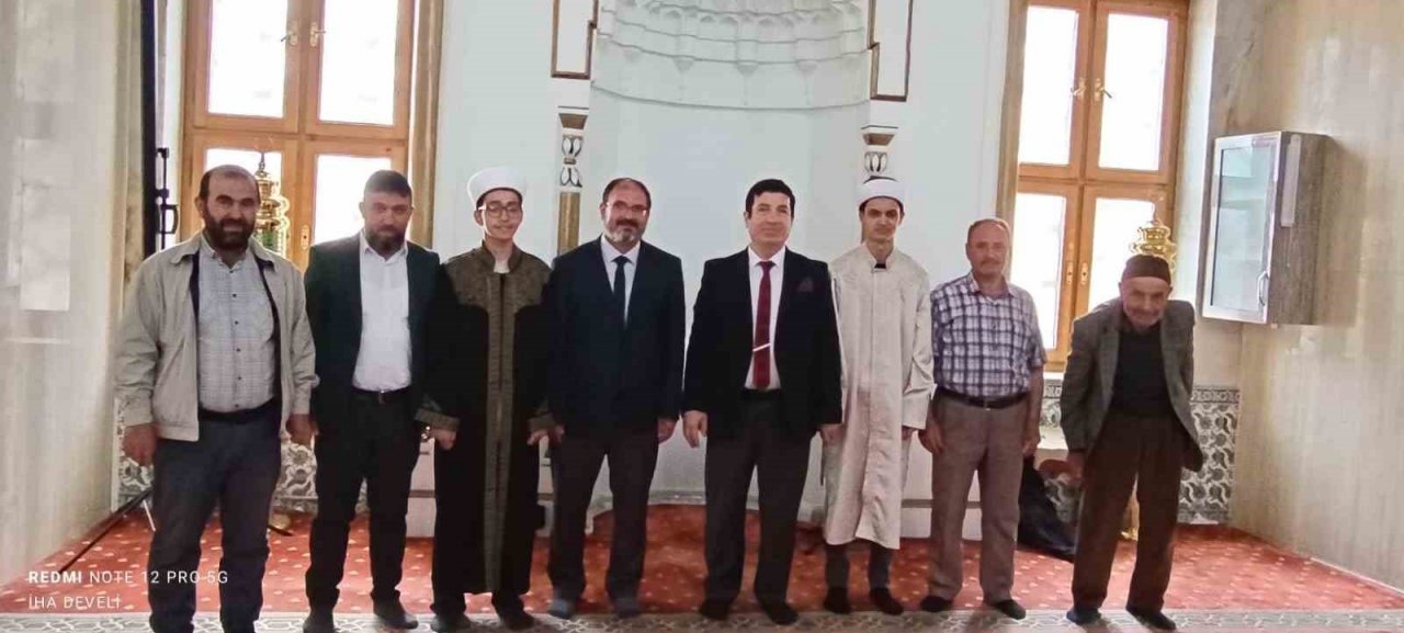 Develi’de cuma namazını öğrenciler kıldırdı