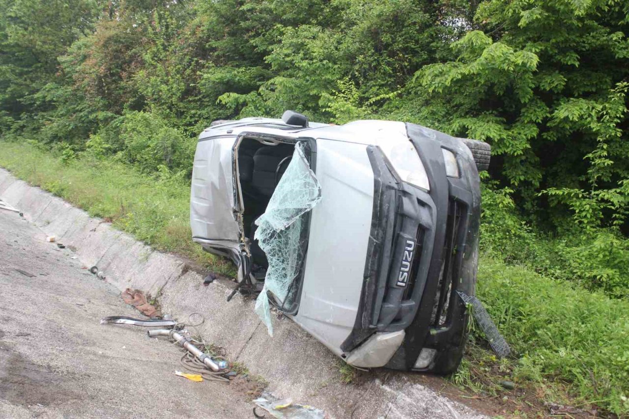 Düzce’de yoldan çıkan kamyonet yan yattı: 1 yaralı