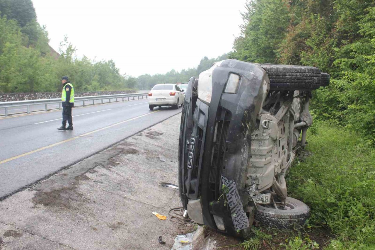Düzce’de yoldan çıkan kamyonet yan yattı: 1 yaralı