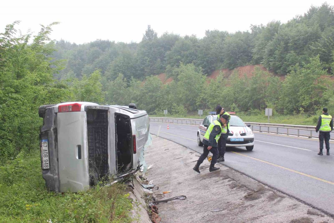 Düzce’de yoldan çıkan kamyonet yan yattı: 1 yaralı