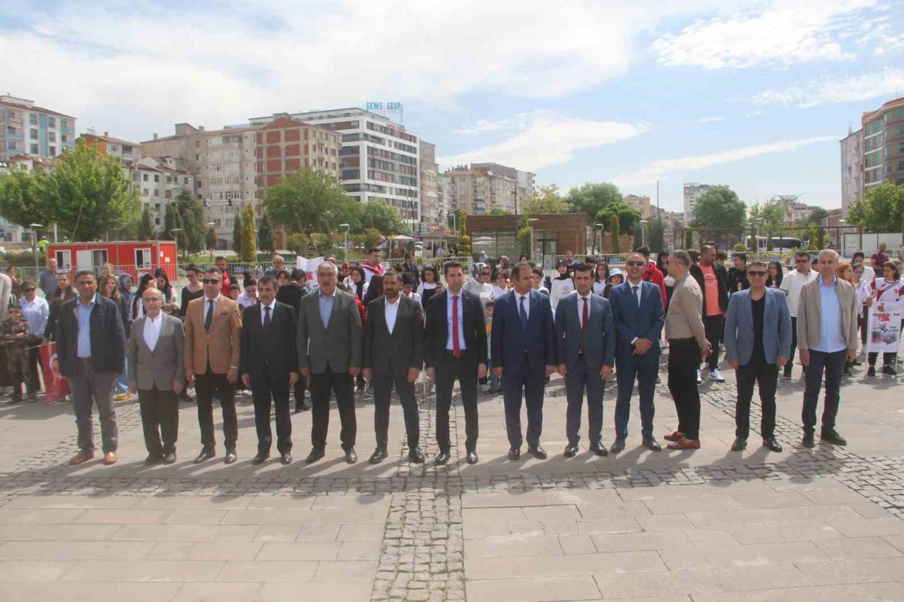 19 Mayıs kutlamaları çelenk sunma töreni ile başladı